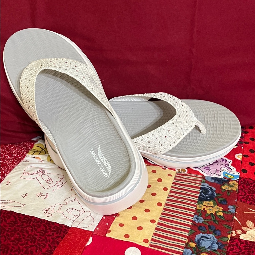 Skechers Women's White Comfort Flip-Flop
NWOT